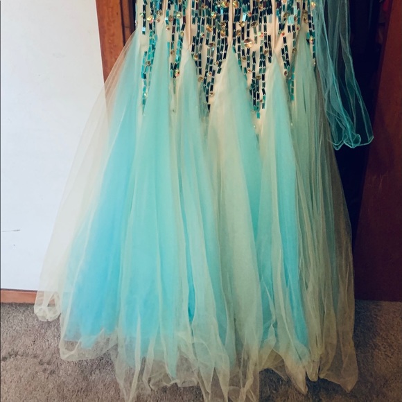 Need to get rid of dresses and blouses. - Picture 3 of 10